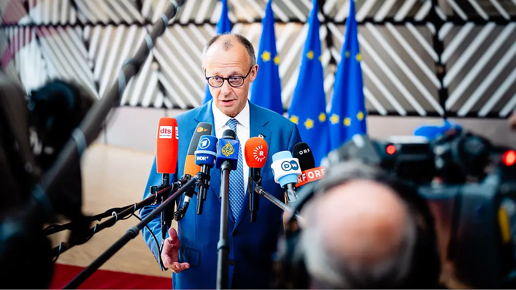 Bundeskanzler Friedrich Merz bei seinem Doorstep vor dem Beginn des Europäischen Rates in Brüssel.