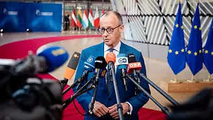 Bundeskanzler Friedrich Merz bei einem Pressestatement zu Beginn des EU-Rats.