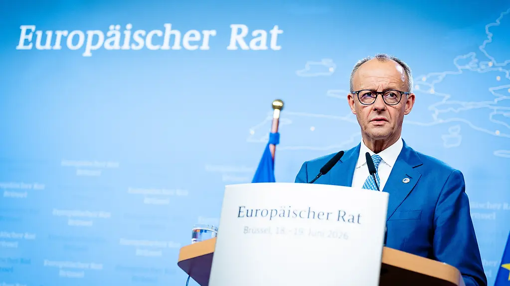 Bundeskanzler Merz am Rednerpult beim Europäischen Rat.