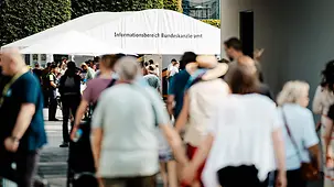 Besucherinnen und Besucher im Bundeskanzleramt beim Tag der offenen Tür.