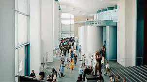 Besucherinnen und Besucher im Bundeskanzleramt beim Tag der offenen Tür.