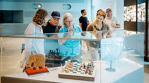 Besucherinnen und Besucher im Bundeskanzleramt beim Tag der offenen Tür.