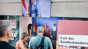 Stand Pult des Kanzlers im BPA beim Tag der offenen Tür im Bundespresseamt.