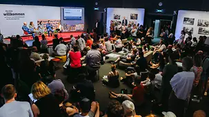 Voll besetzte Presselounge beim Tag der offenen Tür im Bundespresseamt.
