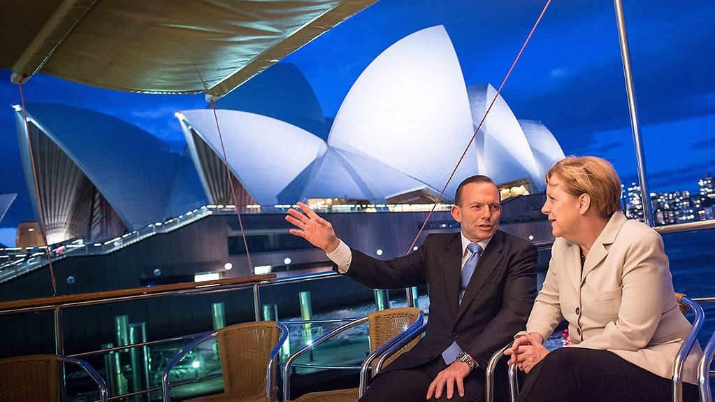 La chancelière fédérale Angela Merkel et le premier ministre australien Tony Abbott passant en bateau devant l'opéra de Sydney