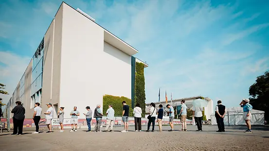 Wartende Besucherinnen und Besucher vor dem Bundeskanzleramt.