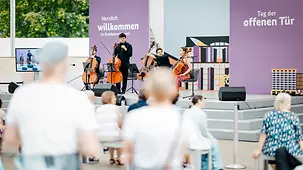 Ein Celloquartett im Bundeskanzleramt beim Tag der offenen Tür.