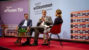 Patrick Schnieder, Bundesminister für Verkehr, spricht beim Tag der offenen Tür im Bundespresseamt.