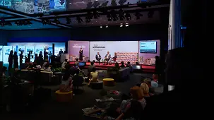 Besucherinnen und Besucher in der Presselounge beim Tag der offenen Tür im Bundespresseamt.
