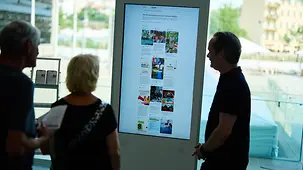 Besucherinnen und Besucher beim Tag der offenen Tür im Bundespresseamt.
