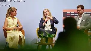 Verena Hubertz, Bundesministerin für Wohnen, Stadtentwicklung und Bauwesen, spricht beim Tag der offenen Tür im Bundespresseamt.