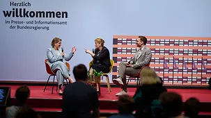 Stefanie Hubig, Bundesministerin der Justiz und Verbraucherschutz, und Karin Prien, Bundesministerin für Bildung, Familie, Senioren, Frauen und Jugend, beim Tag der offenen Tür im Bundespresseamt.