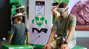 Besucher mit VR-Brillen beim Tag der offenen Tür im Bundespresseamt.