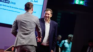 Lars Klingbeil, Bundesminister der Finanzen, beim Tag der offenen Tür im Bundespresseamt.