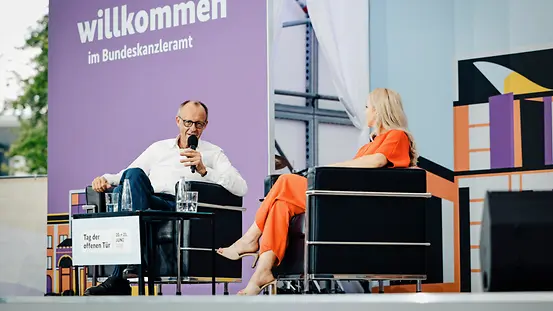 Bundeskanzler Friedrich Merz beim Bühnentalk am Tag der offenen Tür im Bundeskanzleramt.