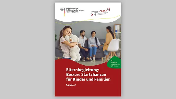 Flyer Elternbegleitung: Kind im Vordergrund mit Teddy im Arm, Eltern im Hintergrund sitzend auf einem Sofa mit einer Beraterin.