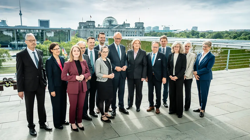 Bundeskanzler Friedrich Merz mit den Mitgliedern der Rentenkommission.