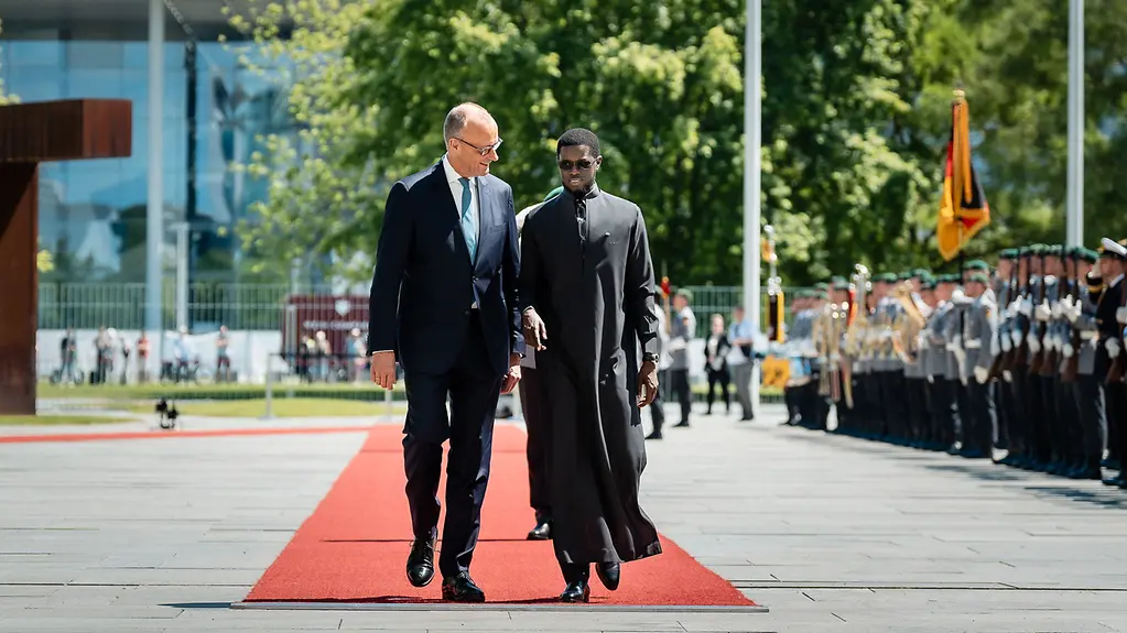 Bundeskanzler Friedrich Merz und Bassirou Diomaye Faye, Präsident des Senegal, bei der Begrüßung mit militärischen Ehren.