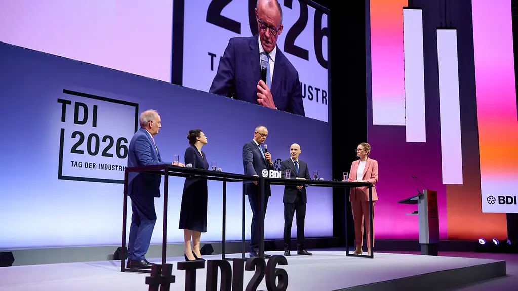 Bundeskanzler Merz in einer Gesprächsrunde beim Tag der Industrie 2026