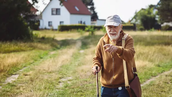 Freundlicher Senior streift im Urlaub über die Insel Hiddensee