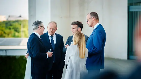 The Federal Chancellor stands on the balcony of the Federal Chancellery alongside the heads of state and government of France, Italy, Poland and the United Kingdom.