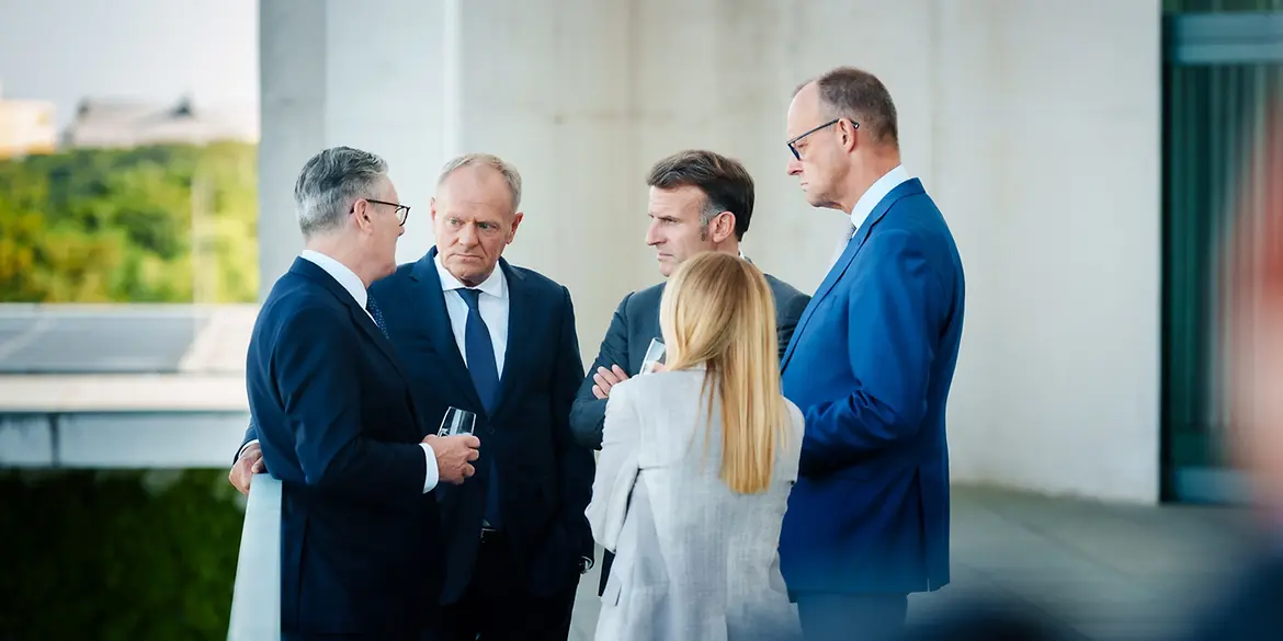 Le chancelier fédéral pose aux côtés des chefs d’État et de gouvernement de la France, de l’Italie, de la Pologne et du Royaume-Uni sur le balcon de la Chancellerie fédérale.