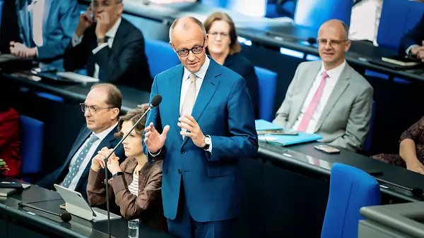 Bundeskanzler Friedrich Merz spricht bei der Regierungsbefragung im Bundestag.