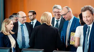 Bundeskanzler Friedrich Merz und Kabinettskollegen vor der Sitzung im Gespräch.