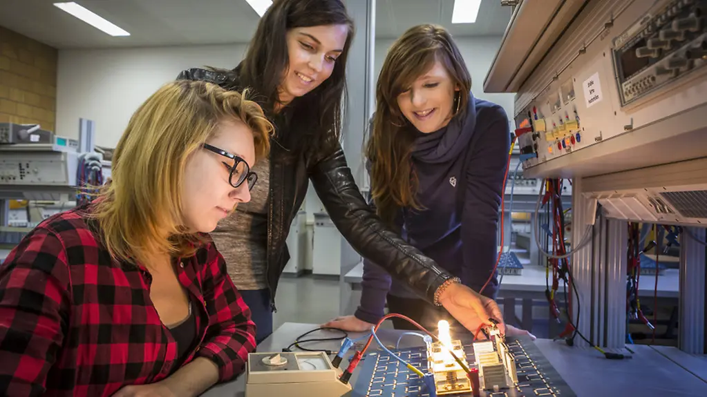 Drei Schülerinnen üben sich als Assistentinnen für Regenerative Energietechnik und Energiemanagement.