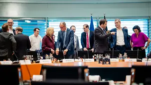 Bundeskanzler Friedrich Merz bei der MPK im Gespräch mit Anke Rehlinger, saarländische Ministerpräsidentin..
