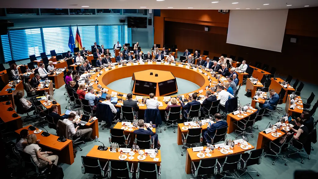 Bundeskanzler Merz mit den Bundesministerinnen und Bundesministern sowie die Regierungschefinnen und Regierungschefs der Länder während der Beratungen.