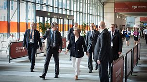Angela Merkel se rend au centre de conférences