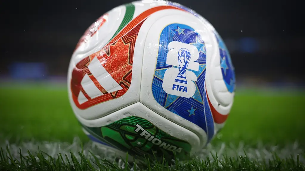 Bunt bedruckter Fußball der FIFA für die Weltmeisterschaft 2026