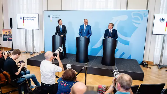 Bundeskanzler Friedrich Merz spricht zwischcen Nato-Generalsekretär Mark Rutte und Boris Pistorius, Bundesminister der Verteidigung, bei einer Pressekonferenz.