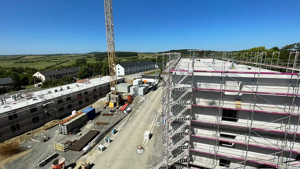 Baustelle mit einem Krahn und einem mehrstöckigen Gebäude.