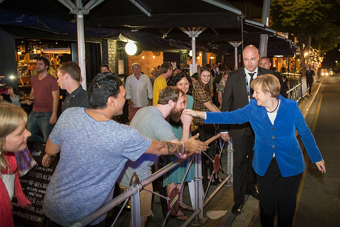 Un baisemain pour Angela Merkel à son arrivée à Brisbane