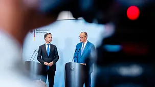 Bundeskanzler Friedrich Merz spricht bei Pressekonferenz. Neben ihm Mark Rutte, NATO-Generalsekretär.