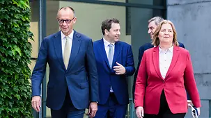Bundeskanzler Friedrich Merz mit Bärbel Bas, Lars Klingbeil und Markus Söder bei einer Pressekonferenz zum Koalitionsausschuss.