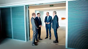 Bundeskanzler Merz unterhält sich mit den baltischen Regierungschefs.