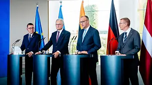 Bundeskanzler Merz und die baltischen Regierungschefs während der Pressekonferenz im Bundeskanzleramt.