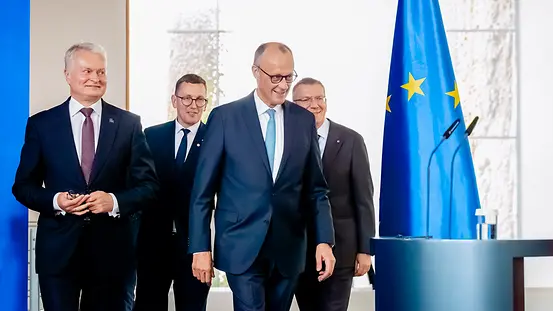 Bundeskanzler Friedrich Merz und die Regierungschefs der baltischen Staaten während der gemeinsamen Pressekonferenz. 
