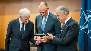 Bundeskanzler Merz, Premierminister Carney und Ministerpräsident Støre präsentieren eine U-Boot-Modell des Herstellers TKMS.