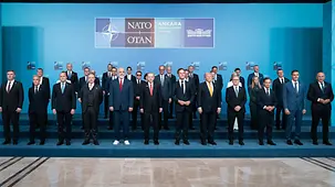 Familienfoto der NATO-Regierungschefinnen und -chefs