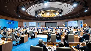Blick in den Konferenzsaal des NATO-Gipfels während der Arbeitssitzung. 