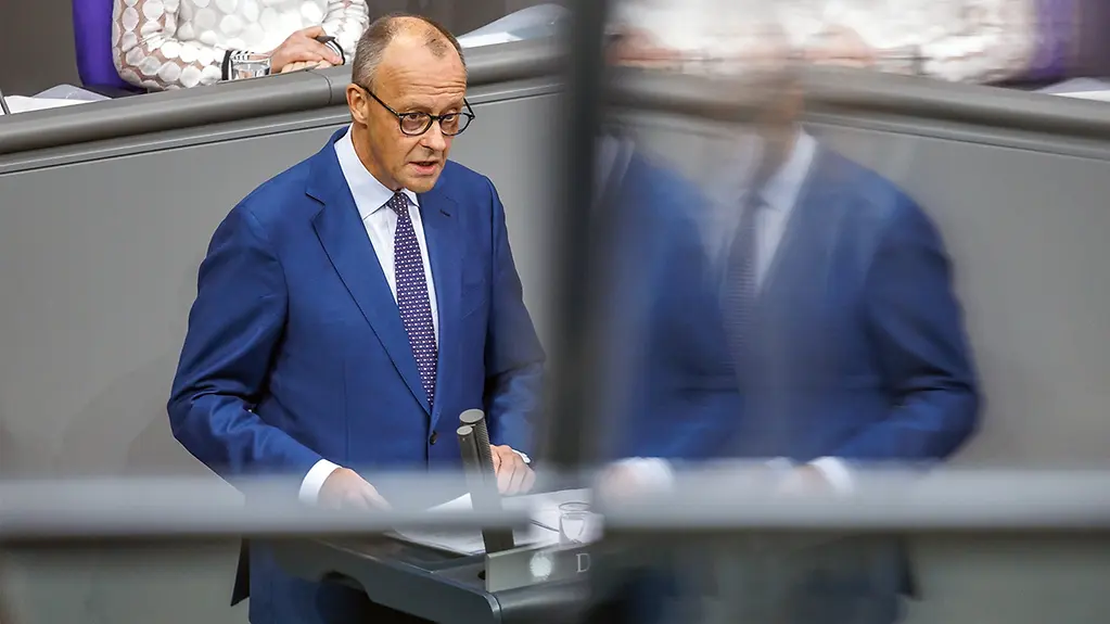 Bundeskanzler Merz am Rednerpult im Bundestag.
