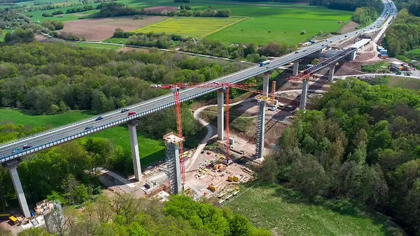 Fortschreitende Bauarbeiten an der Thulbabrücke Autobahn A7