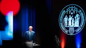 Bundeskanzler Merz während seiner Rede an der neuen Kölner Fakultät