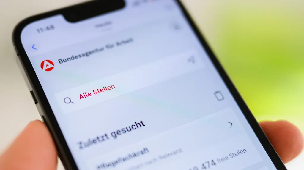 Person hält Handy in der Hand.
