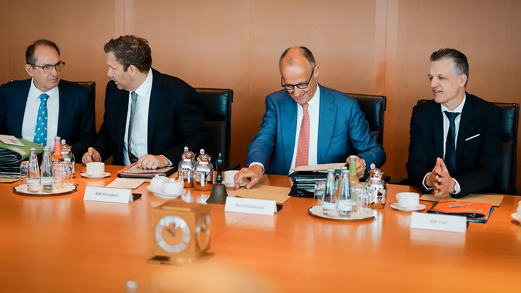 Minister Dobrindt, Minister Klingbeil, Kanzler Merz und Minister Frei am Kabinettstisch