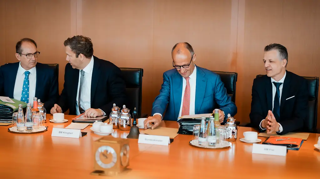 Minister Dobrindt, Minister Klingbeil, Kanzler Merz und Minister Frei am Kabinettstisch
